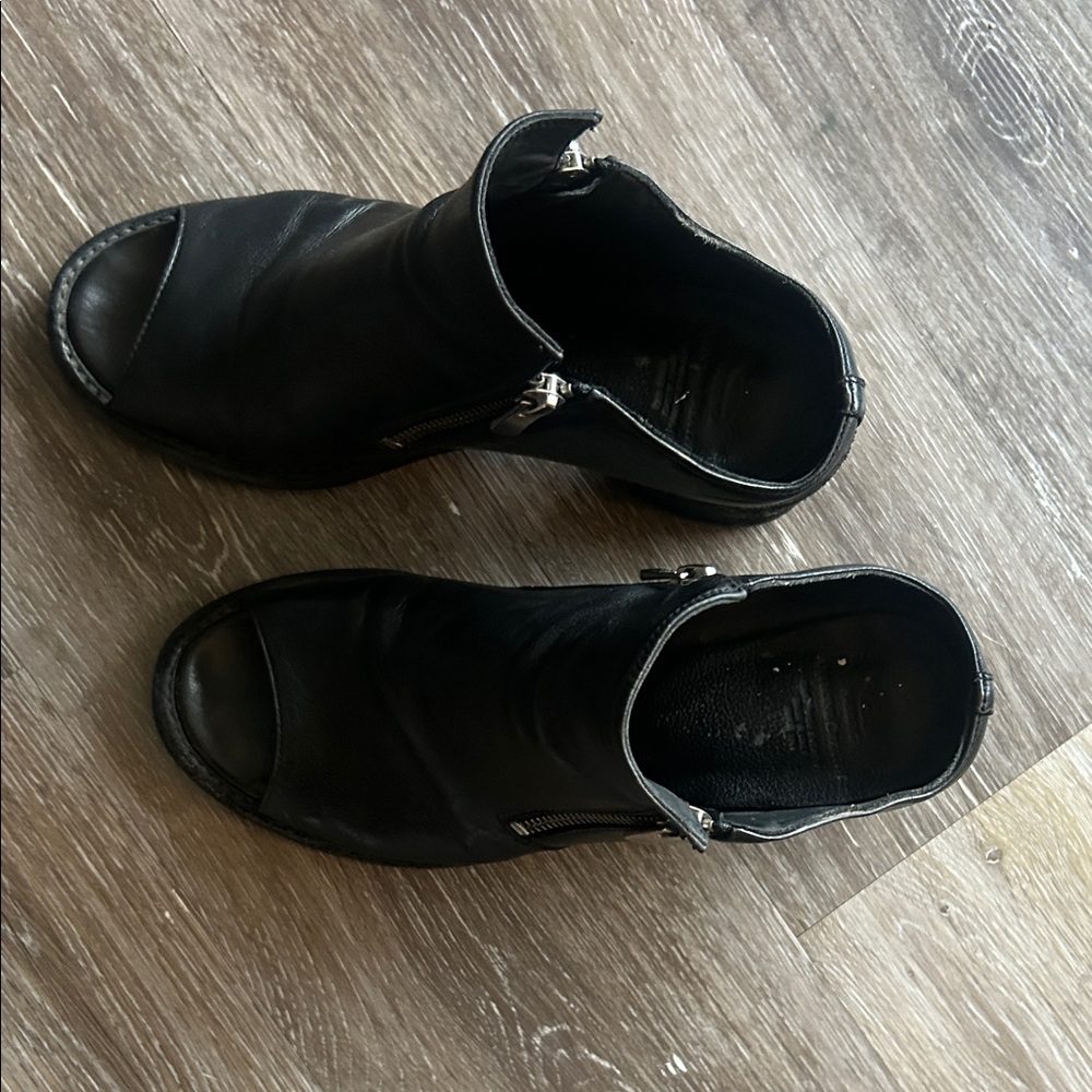 Vero Cuoio Black Leather Open-Toe Boots